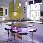 Stylish & Contemporary 5 * Fully Renovated Luxurious *