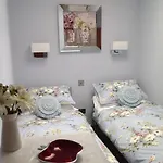 Stylish & Contemporary 5 * Fully Renovated Luxurious * آمبيلسايد