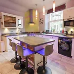 Stylish & Contemporary 5 * Fully Renovated Luxurious