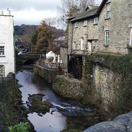 Stylish & Contemporary 5 * Fully Renovated Luxurious *