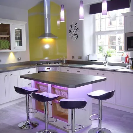 Stylish & Contemporary 5 * Fully Renovated Luxurious *