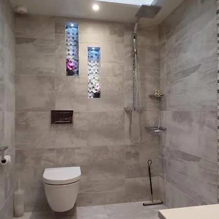 Stylish & Contemporary 5 * Fully Renovated Luxurious Apartment *