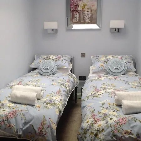 Stylish & Contemporary 5 * Fully Renovated Luxurious *