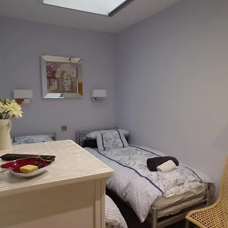 Stylish & Contemporary 5 * Fully Renovated Luxurious Apartment