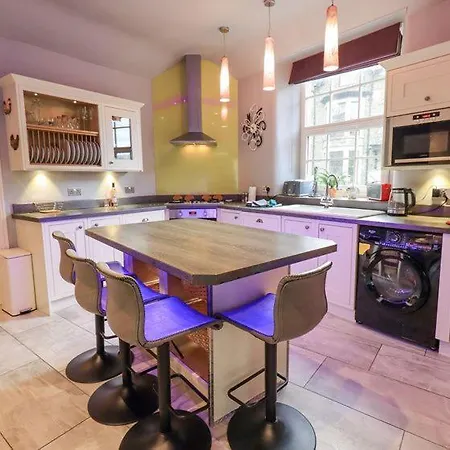 Stylish & Contemporary 5 * Fully Renovated Luxurious