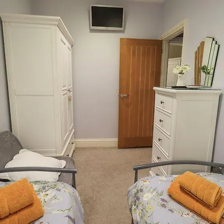 Stylish & Contemporary 5 * Fully Renovated Luxurious *