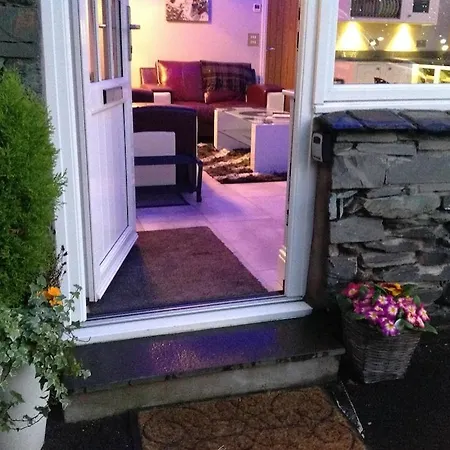 Stylish & Contemporary 5 * Fully Renovated Luxurious Appartement *