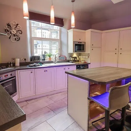 Stylish & Contemporary 5 * Fully Renovated Luxurious *