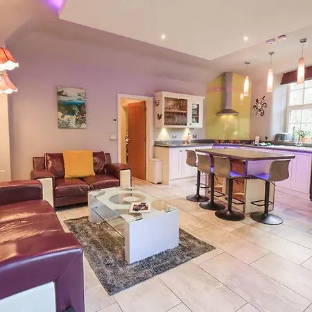 Stylish & Contemporary 5 * Fully Renovated Luxurious Appartement